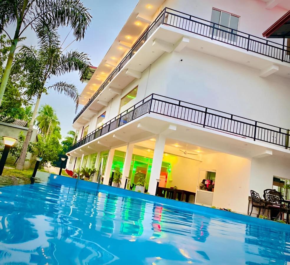 Hotel Summer Haven Полоннарува Экстерьер фото